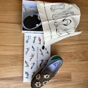 Suecomma Bonnie jeweled flower top Sneakers New with shoe bag and box, size 9.